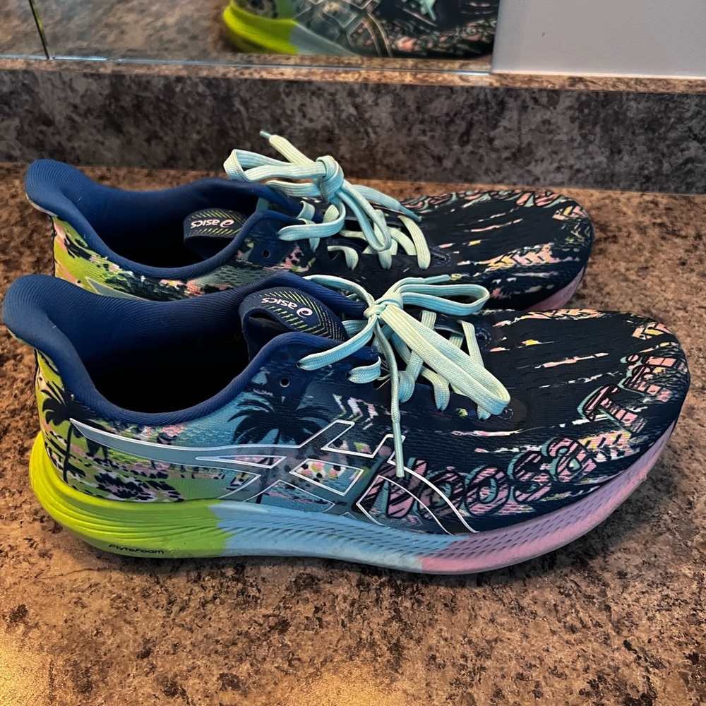 Asics Noosa Dry Tri shoes, worn a couple times, barely used condition, gorgeous!
